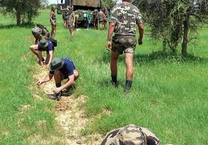 Francuski vojnici sade prvo drveće koje će formirati Veleki zeleni zid u septembru 2009. kod sela Lagbar u Senegalu