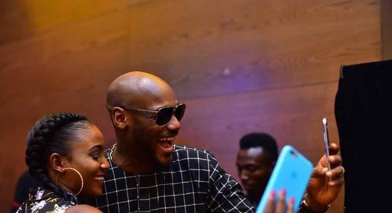 Simi and 2face trying to take a selfie