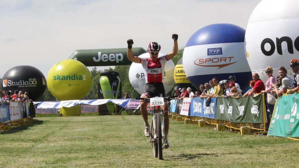 Adrian Brzózka został pierwszym liderem Pucharu Polski Skandia Maraton Lang Team. Zawodnik JBG-2 podobnie jak w ubiegłym rok, wygrał inauguracyjną imprezę w Krakowie. W tegorocznej edycji wystartowała rekordowa ilość zawodowców, a w całym maratonie zobaczyliśmy ponad 1000 osób.