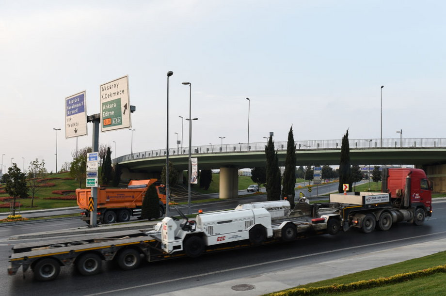 Podczas 45-godzinnej przeprowadzki na nowe lotnisko w Stambule przewieziono m.in. pojazdy do wypychania największych pasażerskich odrzutowców ze stanowisk postojowych przy terminalu