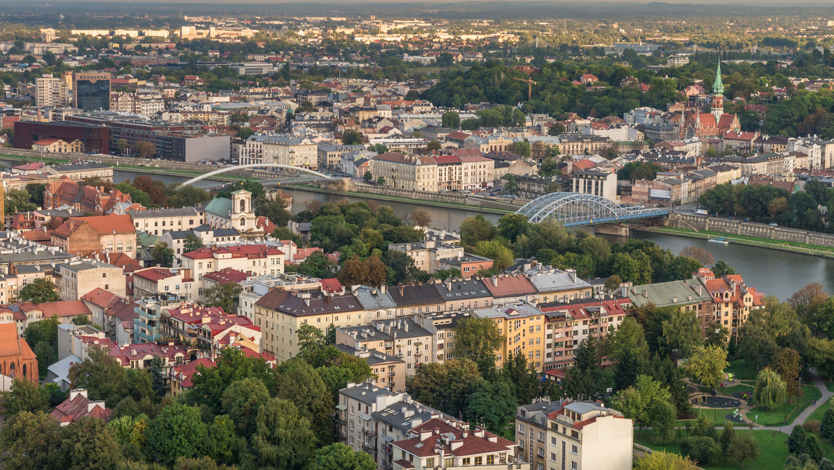 Likwidacja miejsc parkingowych na ulicy Dietla, jednokierunkowa Krowoderska i więcej stref, do których wjadą tylko mieszkańcy. Krakowski Zarząd Infrastruktury Komunalnej i Transportu zaprezentował propozycję zmian organizacji ruchu w centrum miasta. To w związku z likwidacją lub modyfikacją prawie dwóch tysięcy miejsc parkingowych, które ZIKiT wyznaczył niezgodnie z przepisami, nie pozostawiając pieszym 1,5 lub 2 metrów wolnego miejsca.