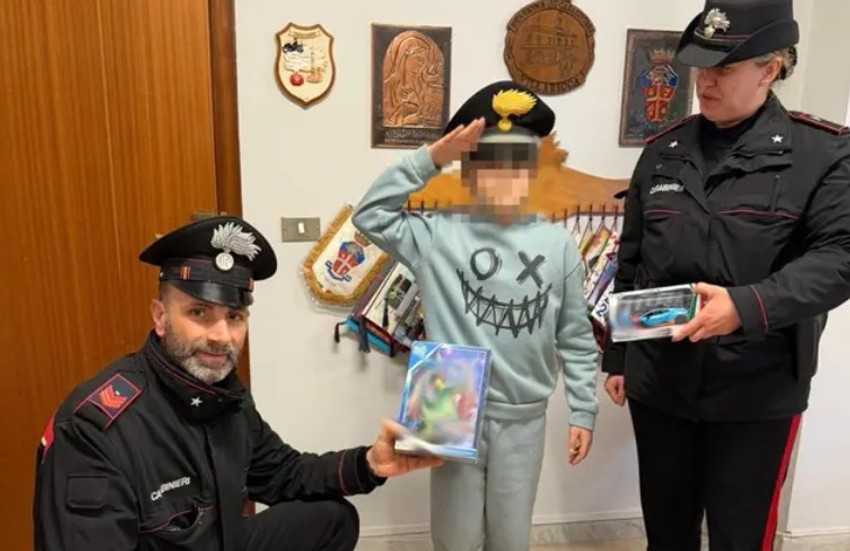 Karabinjeri sa dečakom i poklonima koje su kupili za njega i sestru