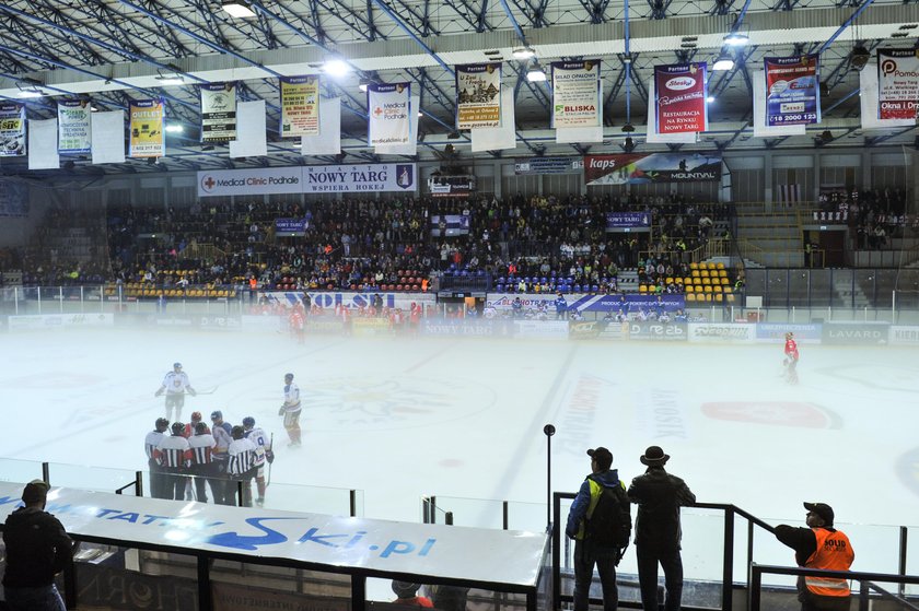 Superpuchar Polski w hokeju na lodzie: Mecz TatrySki Podhale - Cracovia przerwany z powodu mgły