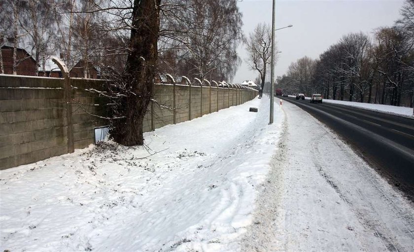 Policja odzyskała napis "Arbeit macht frei"