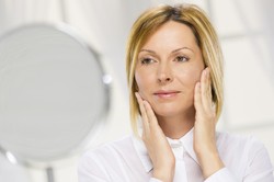 Starzenie dentalne. Od tego często zaczynają się niekorzystne zmiany na twarzy