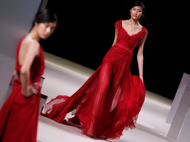 Elie Saab prezentuje w Paryżu kolekcję haute couture na sezon wiosna-lato 2011