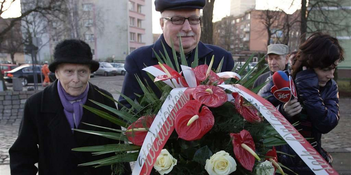 Wałęsa złożył kwiaty pod pomnikiem Poległych Stoczniowców