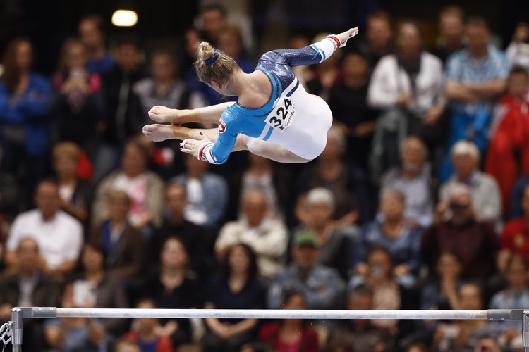 Te piękne dziewczyny zaprzeczają prawom grawitacji