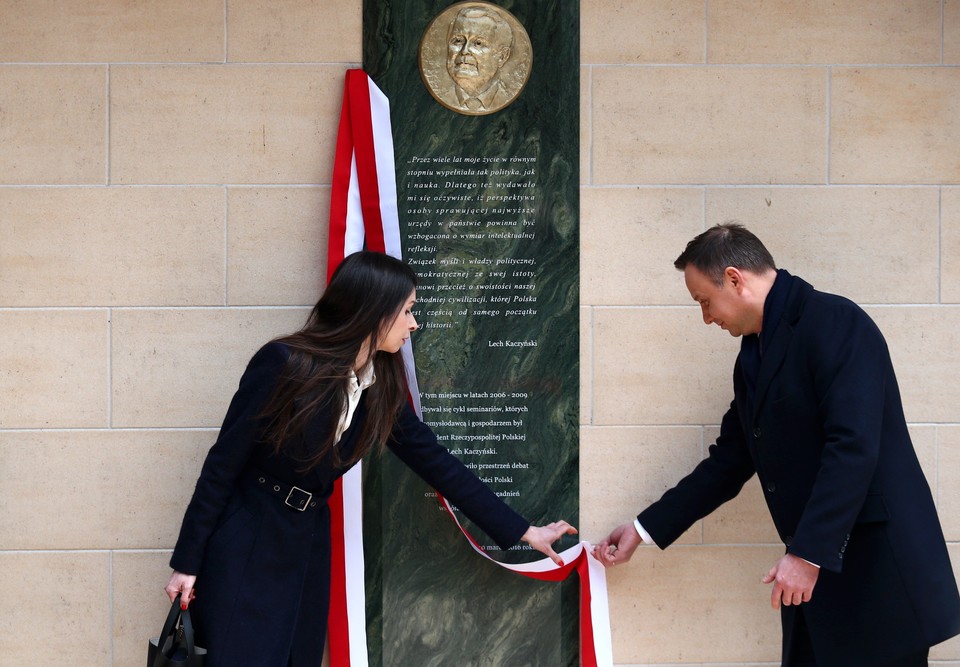 LUCIEŃ TABLICA PAMIĄTKOWA LECHA KACZYŃSKIEGO ODSŁONIĘCIE (Prezydent Andrzej Duda Marta Kaczyńska)