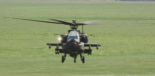 Polski pilot latał wczoraj pierwszy raz naszym 'Apaczem'.  Tymczasem eksperci zastanawiają się nad sensem jego zakupu.