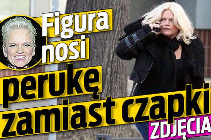 Ale heca! Figura nosi perukę zamiast czapki 