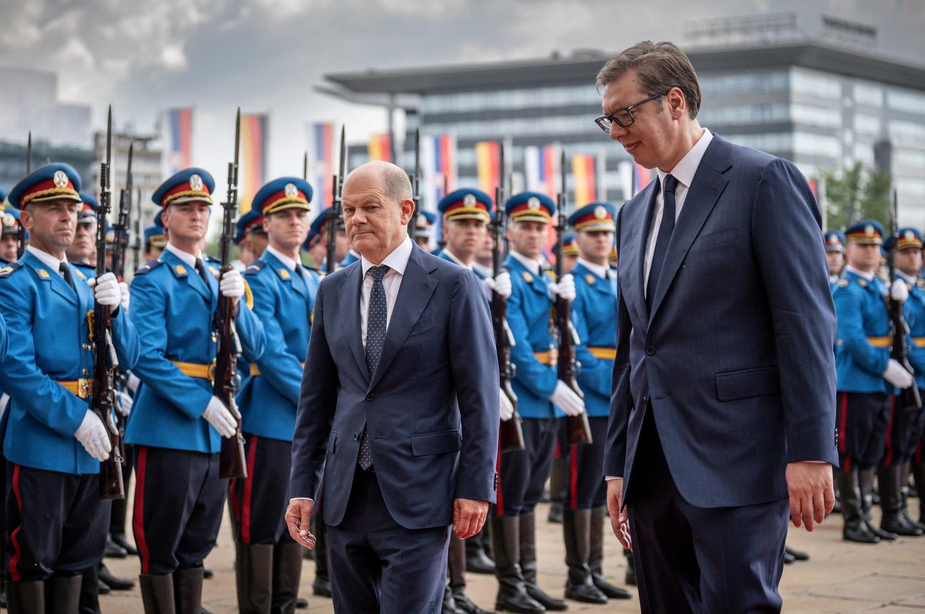 парад россии. сербы против ес. россия и европейский союз. день государственности сербии. сербия нато флаги.