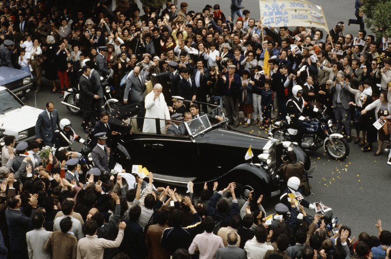 Papież Jan Paweł II podczas pielgrzymki do Fatimy w 1982 r.