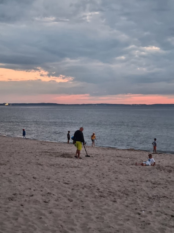 "Poszukiwacz" z wykrywaczem metalu na plaży w Międzyzdrojach (zdjęcie ilustracyjne)