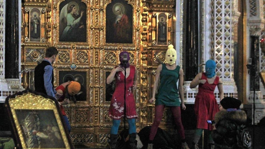 Pussy Riot v pravoslávnej moskovskej katedrále, kontroverzné punkové vystúpenie
