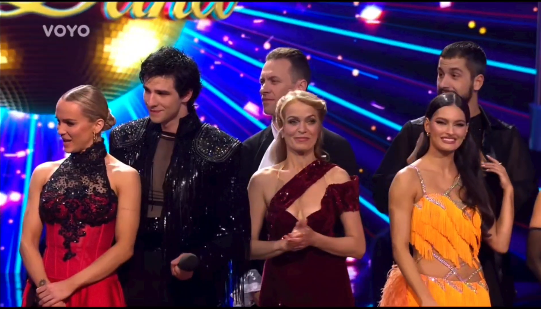 Zľava Eliška Betáková, Kristián Baran, Jana Hospodárová, Fabio Bellucci, Anna Riebauerová a Jakub Jablonský v šou Let's Dance.