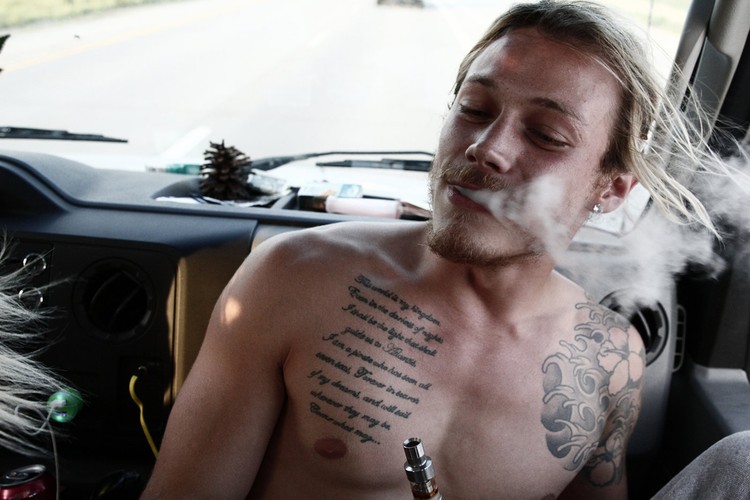 <strong>American Honey, reż. Andrea</strong> Arnold
<br><br>
Star (debiutująca na ekranie Sasha Lane) nie marzy o niczym bardziej, niż o wyrwaniu się z małego miasteczka, gdzie mieszka z ojczymem i rodzeństwem. Po kolejnej kłótni domowej decyduje się na ucieczkę, by dołączyć do przypadkowo napotkanej grupy młodych ludzi krążących po Ameryce. Włóczęga jest ich codziennością, motele ich domem, a bezsenne noce upływają na imprezach pod gwiazdami. Utrzymują się ze sprzedaży obwoźnej. Przewodzi im Crystal (Riley Keough), decydując o tym, kto zostanie przyjęty do grupy, a kto z niej wyrzucony. Charyzmatyczny Jake (Shia LaBeouf), będący jej 