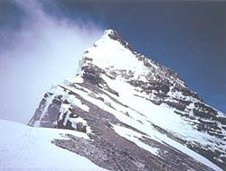 Piramida szczytowa Everestu widziana z Drugiego Uskoku