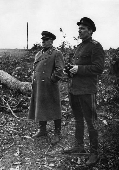 Marszałek Gieorgij Żukow (z lewej) był bardzo zadowolony z zajęcia na terytorium Polski wielu cukrowni i gorzelni.