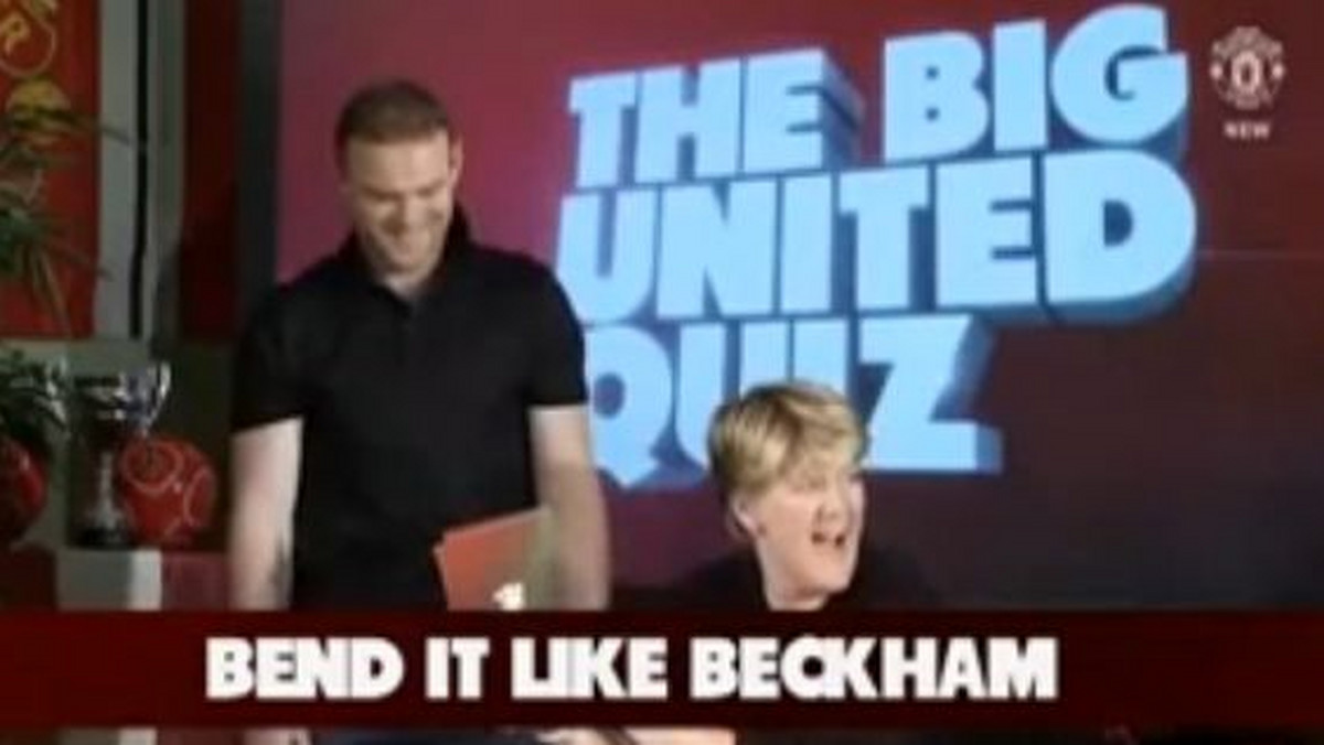 Wayne Rooney, napastnik Manchesteru United wziął udział w teleturnieju "The Big United Quiz", emitowanym przez klubową telewizję. Miał za zadanie przekazać kolegom z drużyny umówione hasło, ale bez użycia słów. Sposób, w jaki to zrobił, wywołał w całym studiu salwy śmiechu.