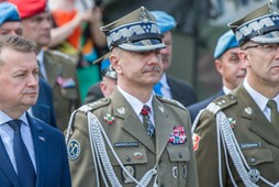 Mariusz Błaszczak, gen. broni Rajmund Andrzejczak i gen. dywizji Tomasz Piotrowski podczas Centralnych Obchodów Dnia Weterana Poza Granicami Państwa w Rzeszowie. 2 czerwca 2019 r.