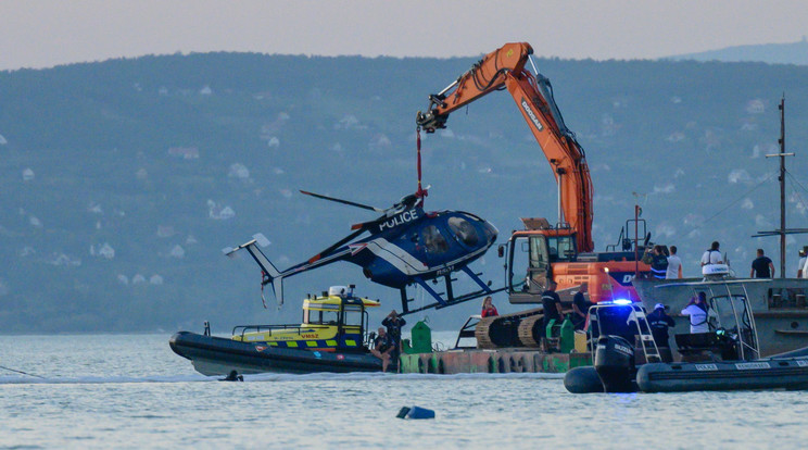 Szeptember 7-én délután a Balatonba zuhant rendőrségi helikopter roncsait emelték ki. Nem ez az első eset, hogy a magyar tóba zuhant egy repülő / Fotó: MTI/Vasvári Tamás