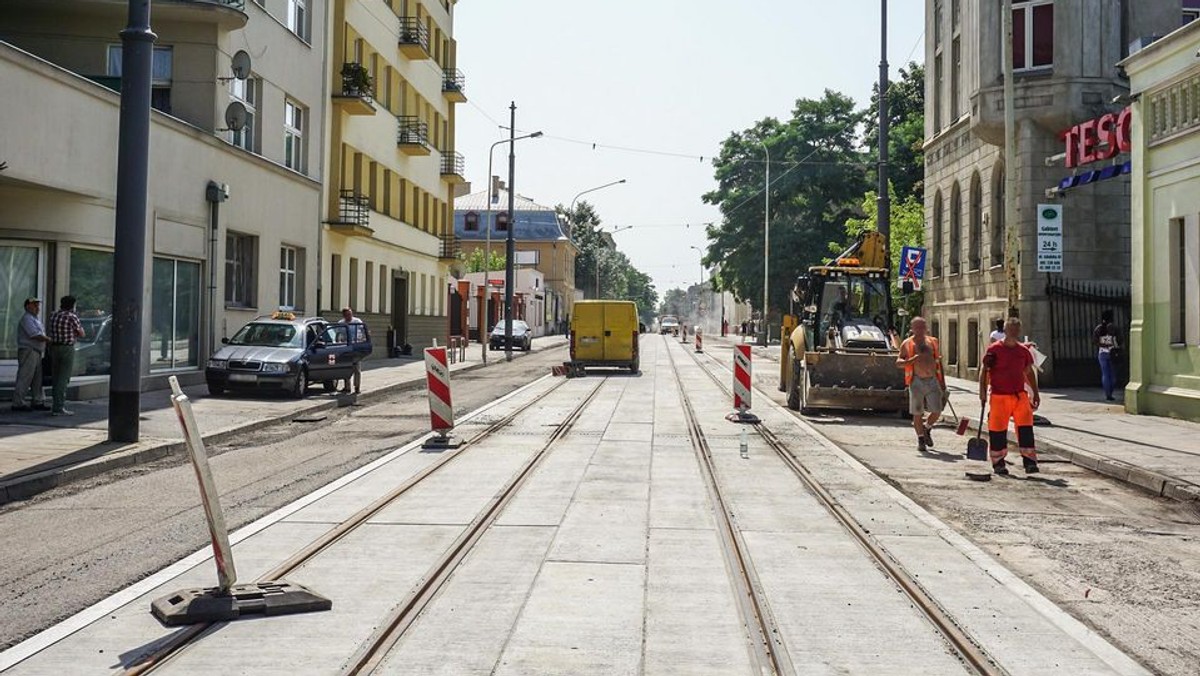 Kierowcy zmuszeni będą jeździć objazdami, a pasażerowie MPK muszą przygotować się na zmiany tras autobusów oraz całkowity brak tramwajów. Te wrócą na Gdańską dopiero w październiku.