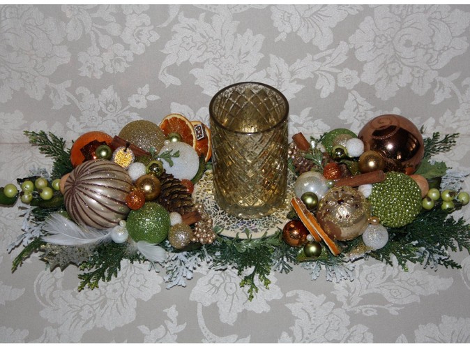 Stroik bożonarodzeniowy z eleganckim świecznikiem. Autorka: Marta Jarosińska-Mańka