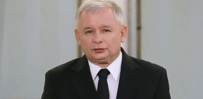 Kaczyński złoży wieniec przed krzyżem