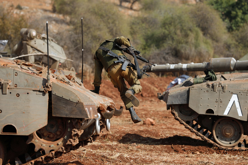 Izraelski żołnierz wyskakuje z czołgu Merkava podczas ćwiczeń wojskowych w pobliżu granicy z Libanem w regionie Górnej Galilei w północnym Izraelu 24 października 2023 r.