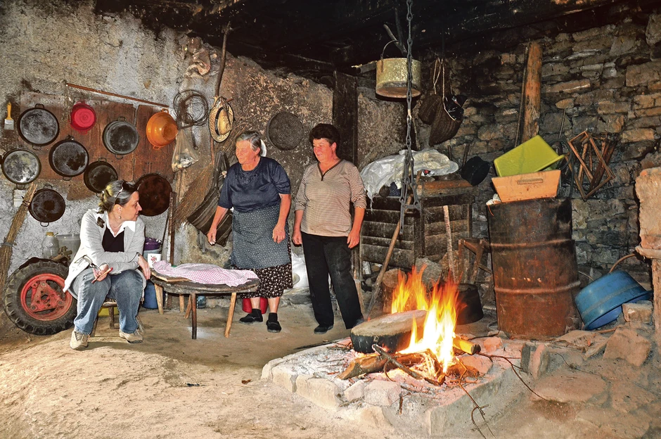 Biljana Djordjević, Vera Manić i Ljubina Nikolić kod ognjišta u Gostuši 2012.