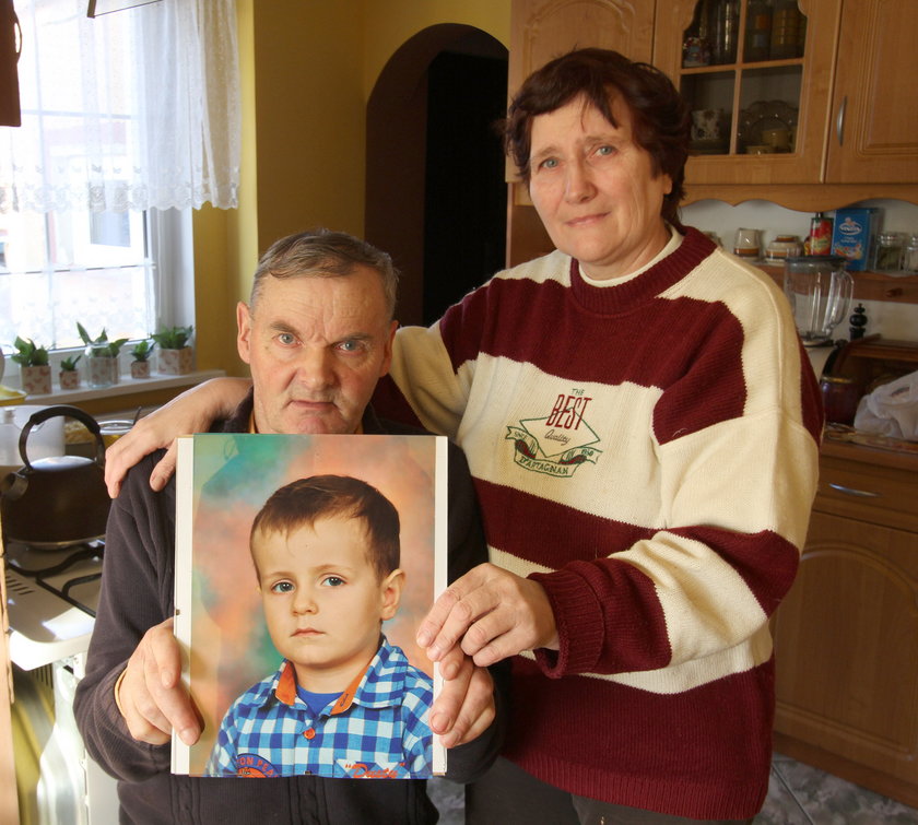 Irena i Jan Zakrzewscy ze zdjęciem wnuka