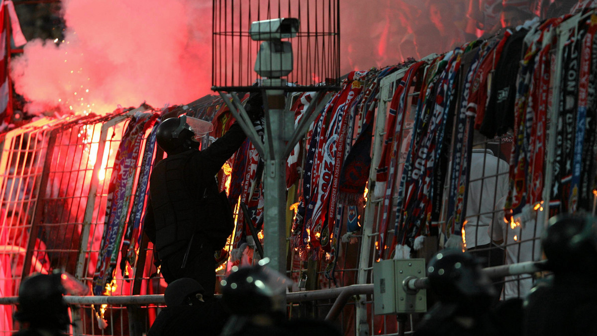 Spada przestępczość na stadionach. W tym roku było o 230 incydentów mniej niż w ubiegłym - ujawnia "Rzeczpospolita".