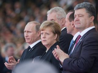 Władimir Putin, prezydent Rosji, Angela Merkel, kanclerz Niemiec i Petro Poroszenko, prezydent Ukrainy. Ouistreham, Francja, 6 czerwca 2014 r.