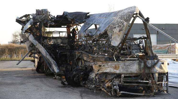 A veronai buszbalesetben kiégett busz /Fotó: MTI