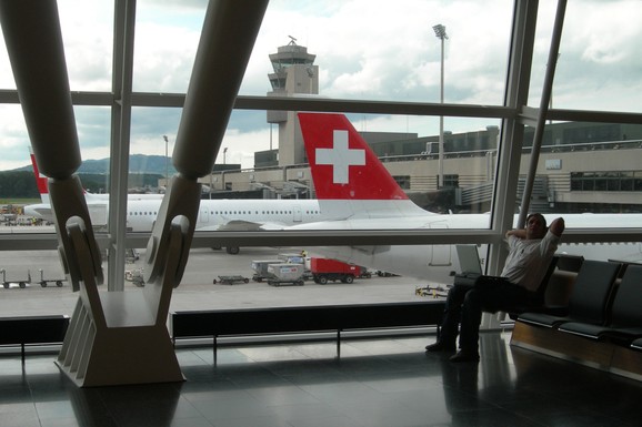 MISTERIJA NA AERODROMU! Avion sleteo u Cirih tokom policijskog časa i NESTAO, zvaničnici se ne oglašavaju