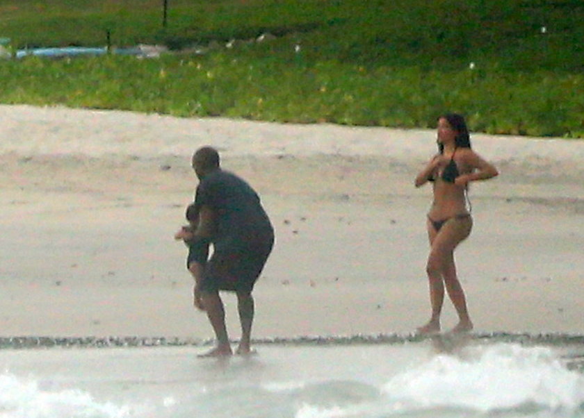 Kim Kardashian i Kanye West na plaży w Meksyku wraz z córeczką North