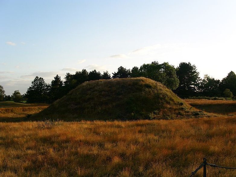 Jeden z kurhanów w Sutton Hoo (fot. Geoff Dallimore, udostępniono na licencji Creative Commons Attribution-Share Alike 30 Unported)