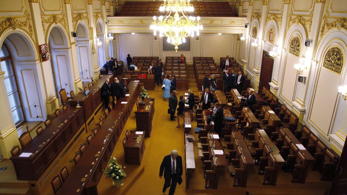 Český parlament po rozpustení zíva prázdnotou