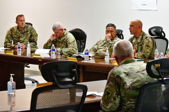 TAJNE NATO MAPE NESTALE POSLE PIJANE NOĆI! Američki general pio rakiju do besvesti, teturao se po Kijevu i udarao glavom: Skandalozni incident trese Pentagon