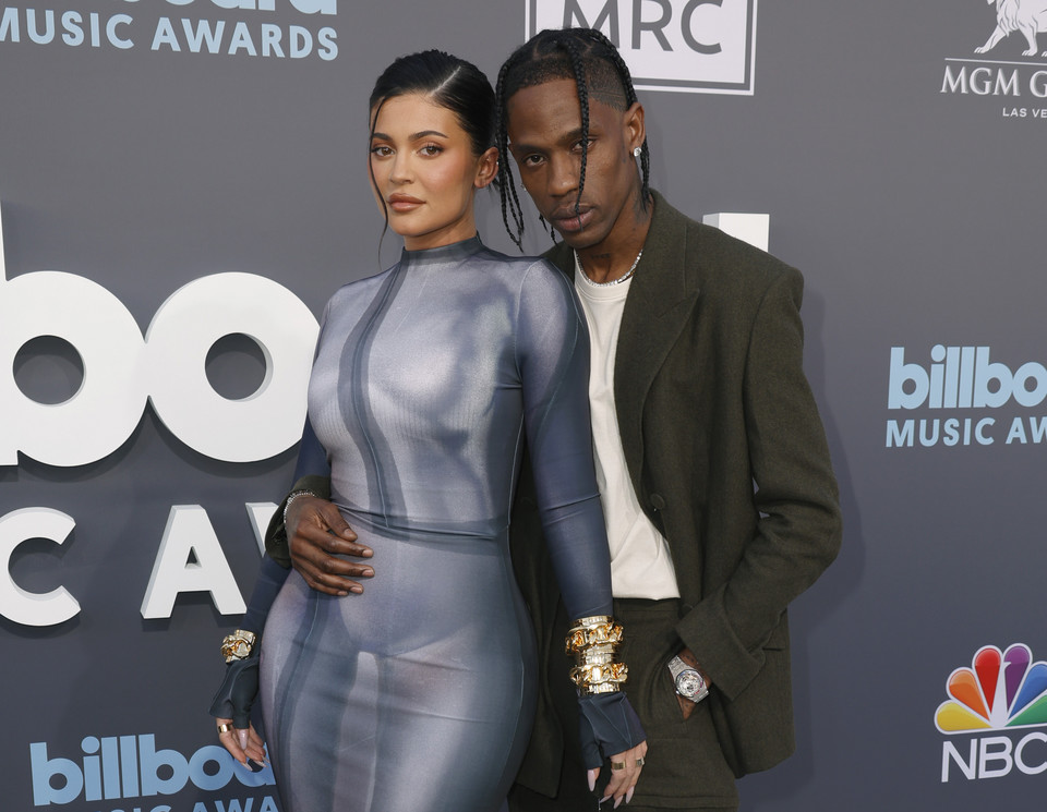 Kylie Jenner pokreśliła swoją sylwetkę po ciąży, a  Travis Scott postawił na zielony zestaw