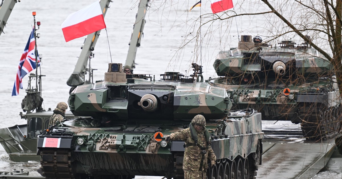 Zamiast 800 plus Polacy zapłacą podatek wojenny? Pomysł na tykającą bombę w budżecie państwa zaskakuje