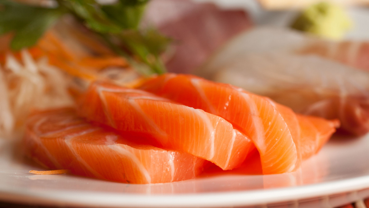 Najnowsze badania wykazały, że jedzenie w tygodniu co najmniej jednej porcji tłustych ryb morskich, takich jak: łosoś i makrela zmniejsza ryzyko reumatoidalnego zapalenia stawów, aż o 52%.