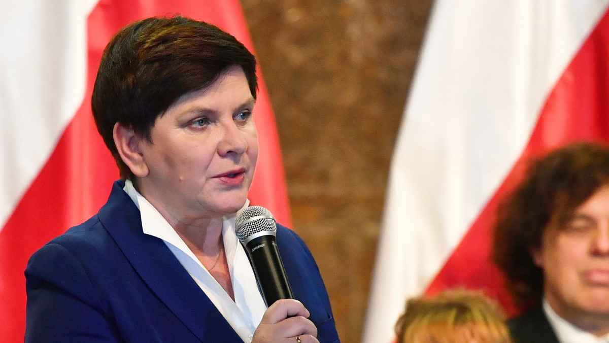 Beata Szydło podczas spotkania z mieszkańcami Skarżyska-Kamiennej (Świętokrzyskie) mówiła o szczegółach nowego projektu. - Razem z premierem Mateuszem Morawieckim przygotowujemy projekt emerytury dla matek, które urodziły i wychowały przynajmniej czwórkę dzieci - zapowiedziała wicepremier.