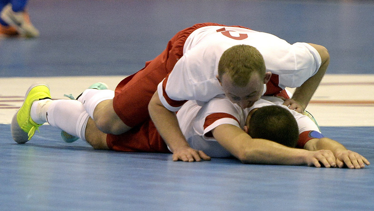 Futsalowa reprezentacja polski przegrała wyjazdowy mecz towarzyski z Portugalią 1:4 (1:2). Bramka dla Polski: Marcin Mikołajewicz (5). Rewanż, również w miejscowości Guarda, odbędzie się w środę.