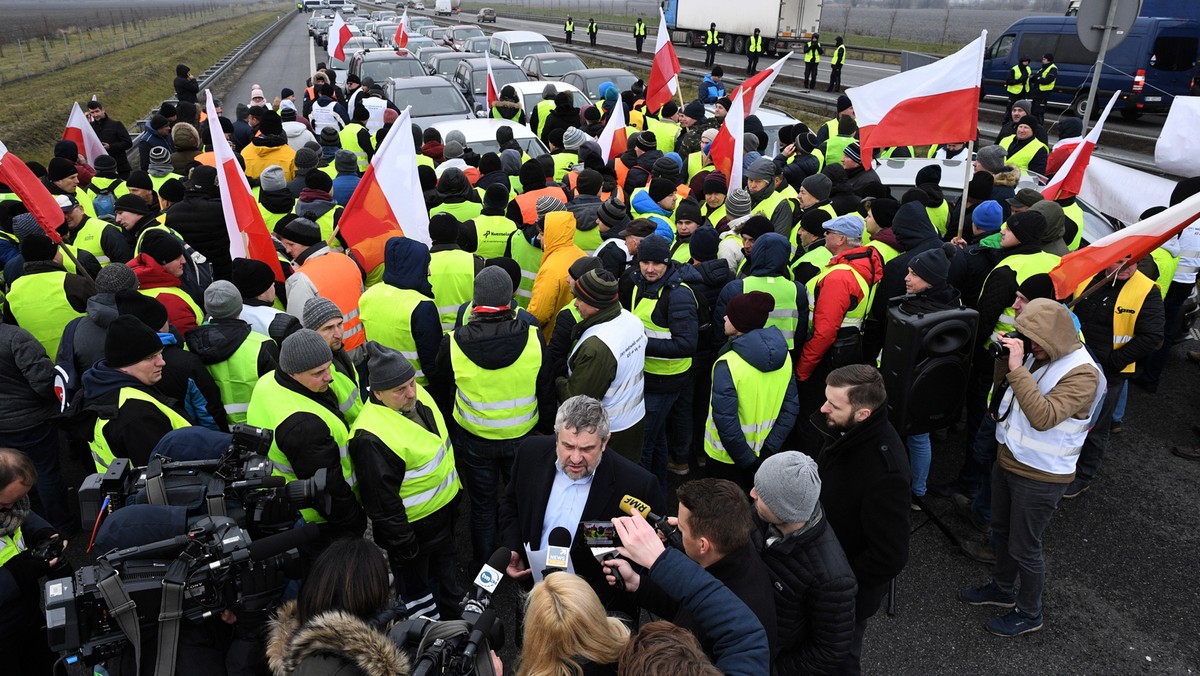 Rozchodzimy się. Nie będziemy uprzykrzać życia kierowcom - powiedział dziś po południu lider ruchu AGROunia Michał Kołodziejczak. Jak dodał "gra się zaczyna", a rolnicy "nie dadzą sobą pomiatać". Rolnicy, którzy od rana blokowali autostradę A2 w okolicach Brwinowa, uniemożliwiając przejazd samochodów w kierunku Warszawy, zakończyli swój protest.