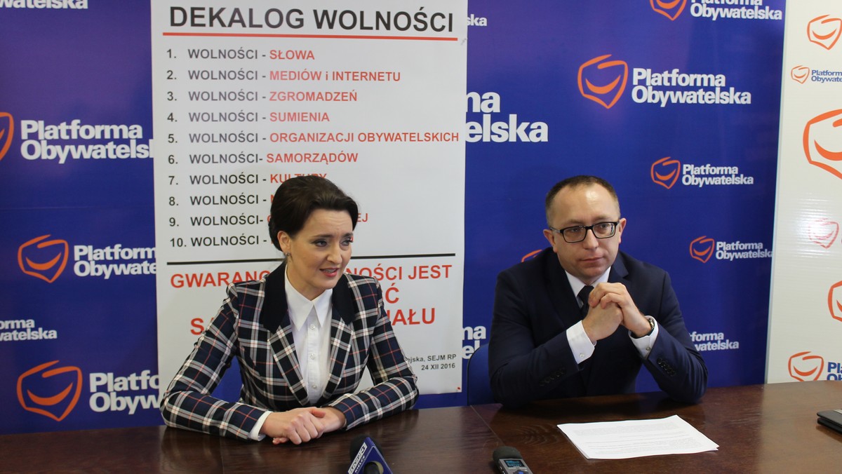 Posłowie Platformy Obywatelskiej zaprezentowali dziś w Kielcach "Dekalog wolności". – Nasz protest jest zawieszony. On będzie odwieszony w sytuacji, kiedy któraś z tych wolności będzie łamana przez Prawo i Sprawiedliwość – zapewnia liderka PO w regionie świętokrzyskim Marzena Okła-Drewnowicz. W czwartek parlamentarzyści tej partii spotkają się z mieszkańcami Kielc.