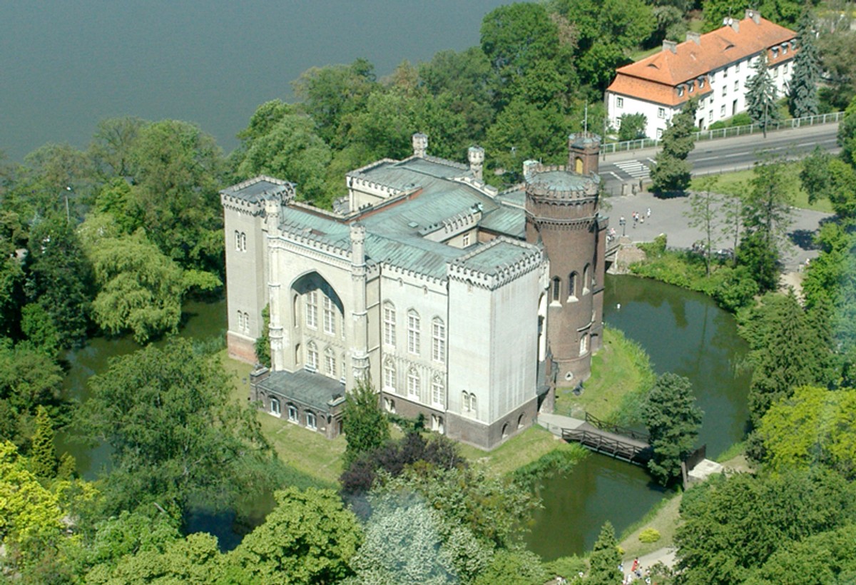 Zamek w Kórniku Kórnicki zamek to sięgająca średniowiecza, zabytkowa rezydencja historycznych rodów Górków i Działyńskich. Obecnie w zamku mieści się muzeum z wieloma unikatowymi eksponatami, m.in. meble różnych stylów i epok, obrazy mistrzów polskich i europejskich, rzeźby, kolekcje numizmatyczne, militaria polskie i wschodnie, wyroby rzemiosła artystycznego z porcelany i srebra. Najokazalszym wnętrzem rezydencji jest Sala Mauretańska, nawiązująca do Dziedzińca Lwów w Alhambrze, początkowo przeznaczona na bibliotekę, później na salę muzealną, do dzisiaj eksponująca pamiątki narodowe. W pokoju pod wieżą eksponowane są też zbiory etnograficzne i przyrodnicze przywiezione przez Władysława Zamoyskiego z Australii i Oceanii. Zamek jest też siedzibą Biblioteki Kórnickiej PAN, jednej z największych bibliotek w Polsce. Fot. Monika Mężyńska / Wikimedia Commons / CC-BY-SA