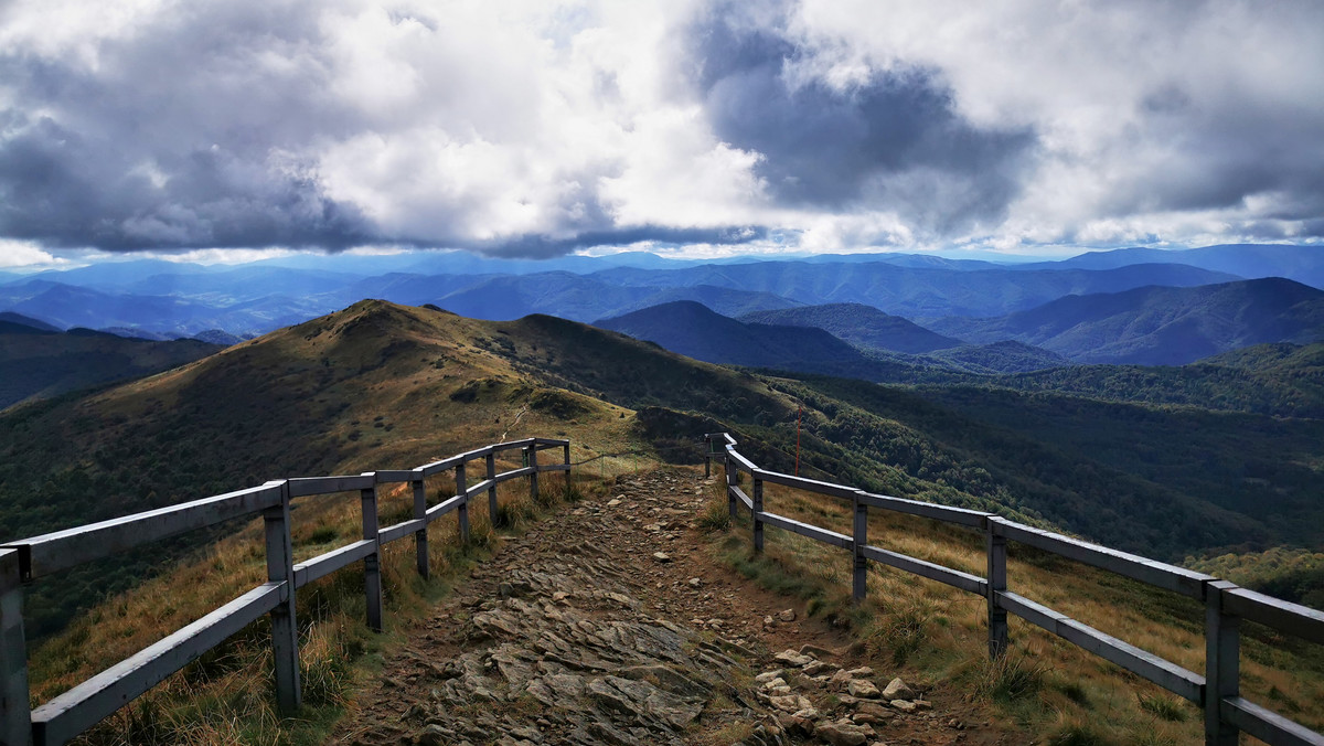 Bieszczady. Po nocnych opadach deszczu szlaki górskie śliskie