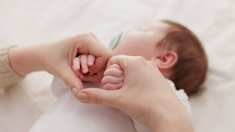ezért nem sírnak kórházban hagyott babák